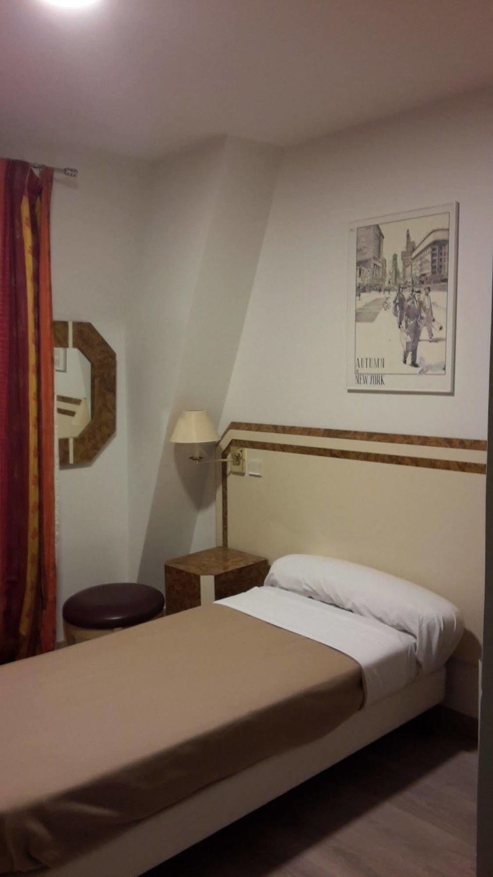 Hotel Azur Montmartre Париж Екстериор снимка